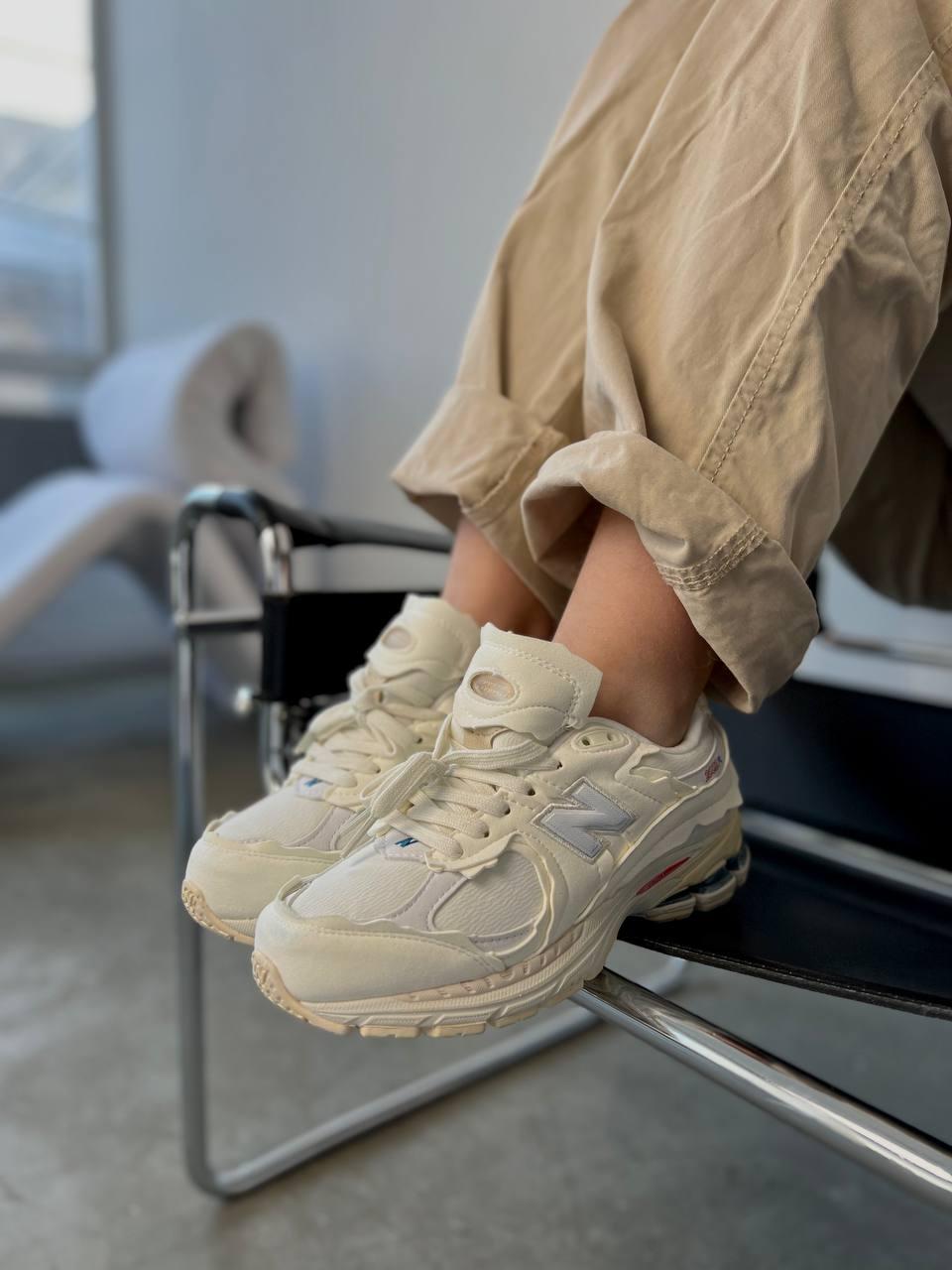 Жіночі кросівки New Balance 2002 (білі з бежевим) модні весняні спортивні повітропроникні кроси Ar458 top
