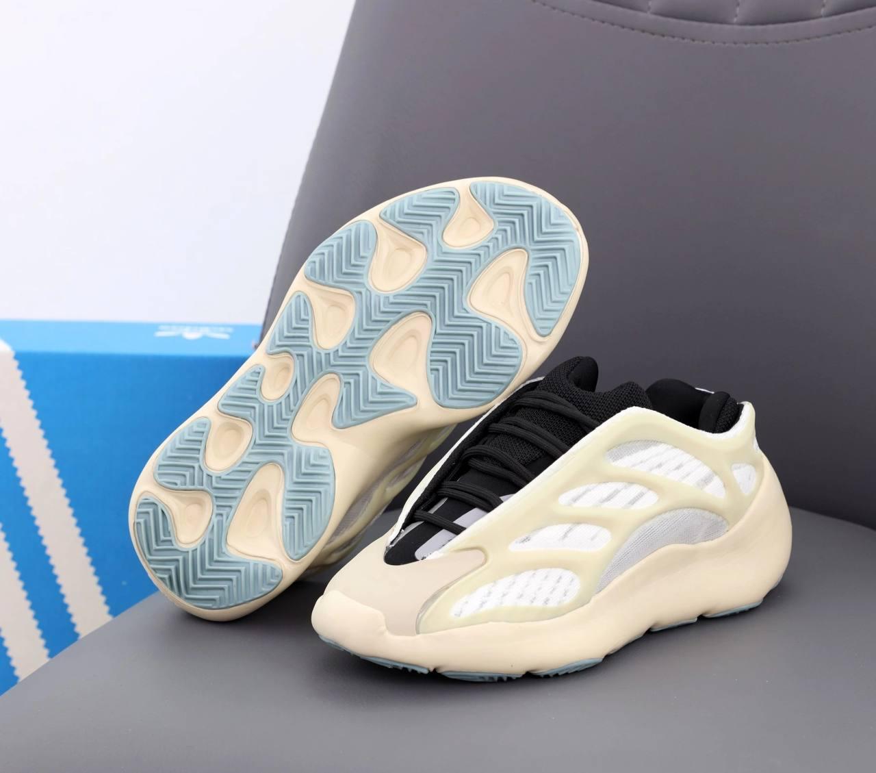 Чоловічі кросівки Adidas Yeezy 700 V3 (бежеві з чорним) зручні спортивні кроси, що світяться в темряві, К12043 top