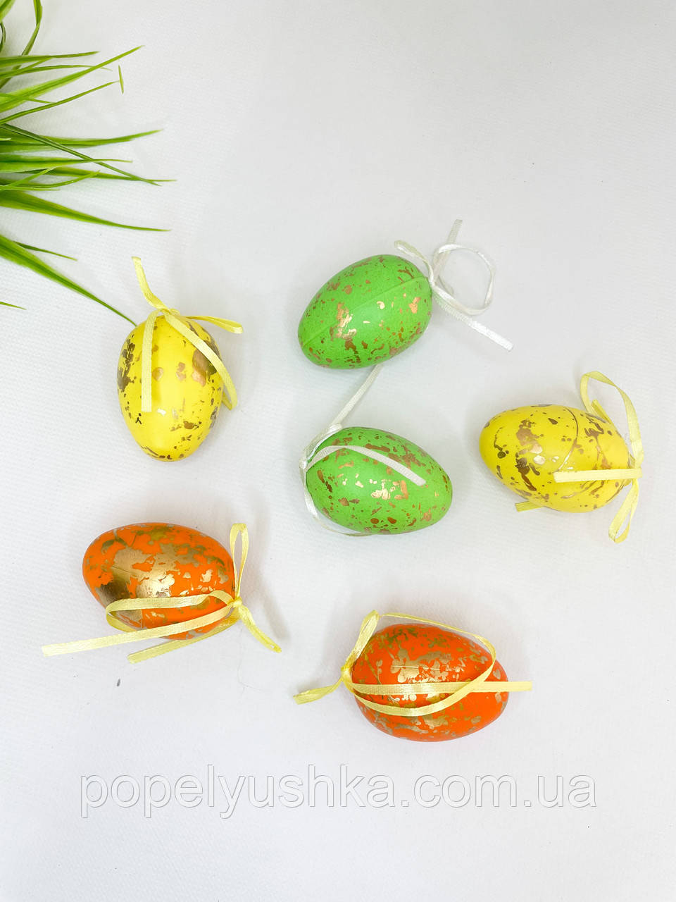 Яйце пластикове 6 см оранжеве-жовте-салатове на нитці, фото 1