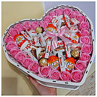 Розовые розы из мыла\ Подарок-сюрприз в виде сердца жене на 8 марта\ Бокс со сладостями Kinder