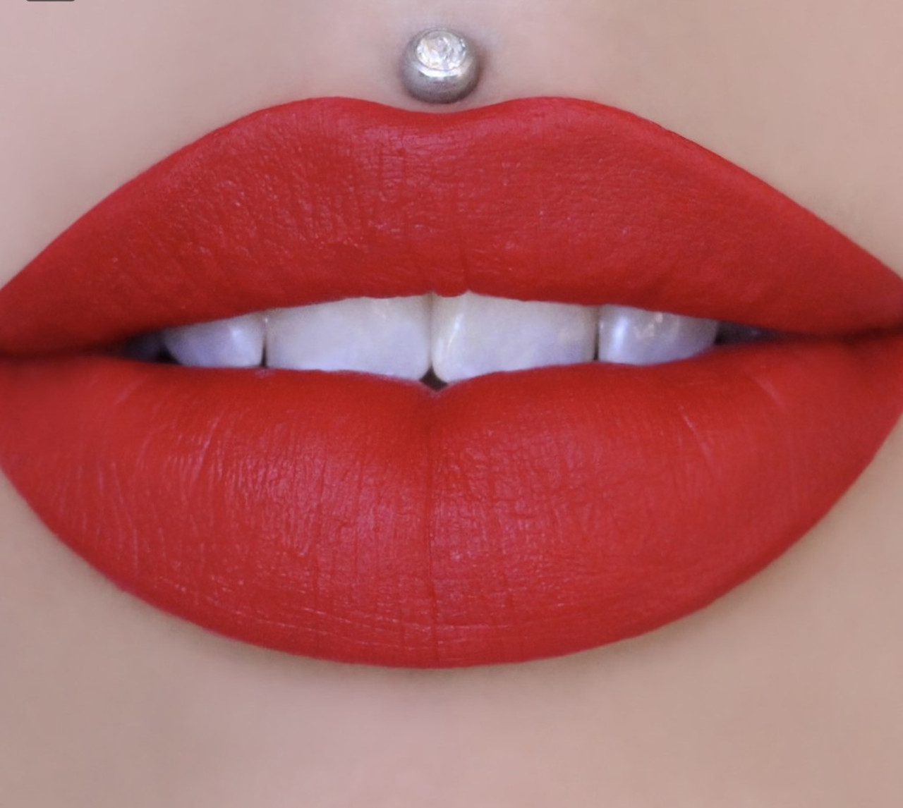 Стійка помада для губ Jeffree Star колір Redrum