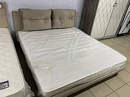 Дуже зручне ліжко - подіум з  подушками , які знімаються, на узголів'ї ліжка.