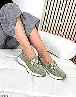 Женские натуральные туфли-лоферы с декором