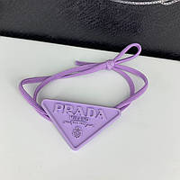 Брендовая резинка для волос Прада Prada фиолетовая с треугольником логотипом