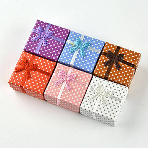 Коробочка квадратна картонна однотонна з бантом під кільце розмір 42Х42Х32 мм 24 шт. в пакованні мікс кольорів