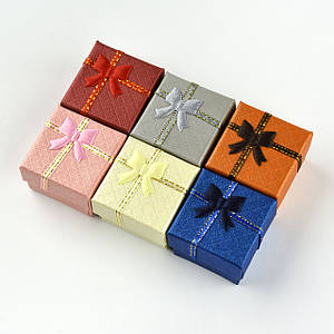 Коробочка квадратна картонна однотонна з бантом під кільце розмір 42Х42Х32 мм 24 шт. в пакованні мікс кольорів