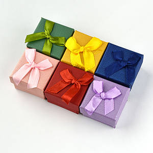 Коробочка квадратна картонна однотонна з бантом під кільце розмір 42Х42Х32 мм 24 шт. в пакованні мікс кольорів