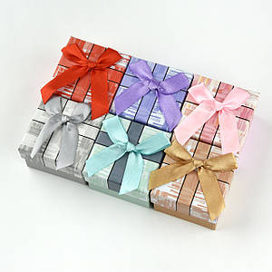 Коробочка квадратна картонна однотонна з бантом під кільце розмір 50Х50Х35 мм 24 шт. в пакованні мікс кольорів