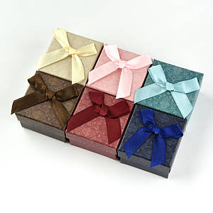 Коробочка квадратна картонна однотонна з бантом під кільце розмір 50Х50Х35 мм 24 шт. в пакованні мікс кольорів