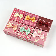 Коробочка квадратна картонна серця з бантом під кільце розмір 54Х54Х34 мм 24 шт. в пакованні мікс кольорів