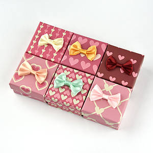 Коробочка квадратна картонна серця з бантом під кільце розмір 54Х54Х34 мм 24 шт. в пакованні мікс кольорів