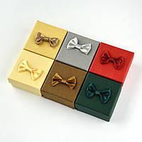 Коробочка квадратна картонна однотонна з бантом під кільце розмір 54Х54Х34 мм 24 шт. в пакованні мікс кольорів