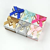 Коробочка квадратна картонна зигзаги з бантом під кільце розмір 51Х51Х36 мм 24 шт. в пакованні мікс кольорів
