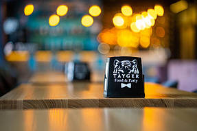 Столи з масиву дерева та металу