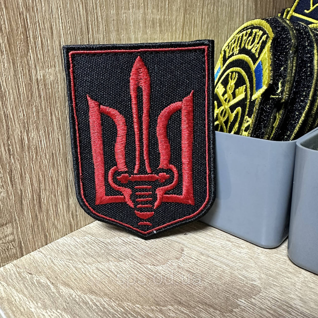 №213 Шеврон тризуб червоний на чорному тлі 8*6 см