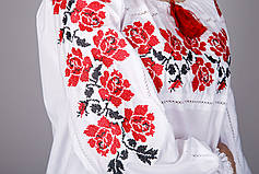 Біла жіноча вишиванка з червоними трояндами, фото 3