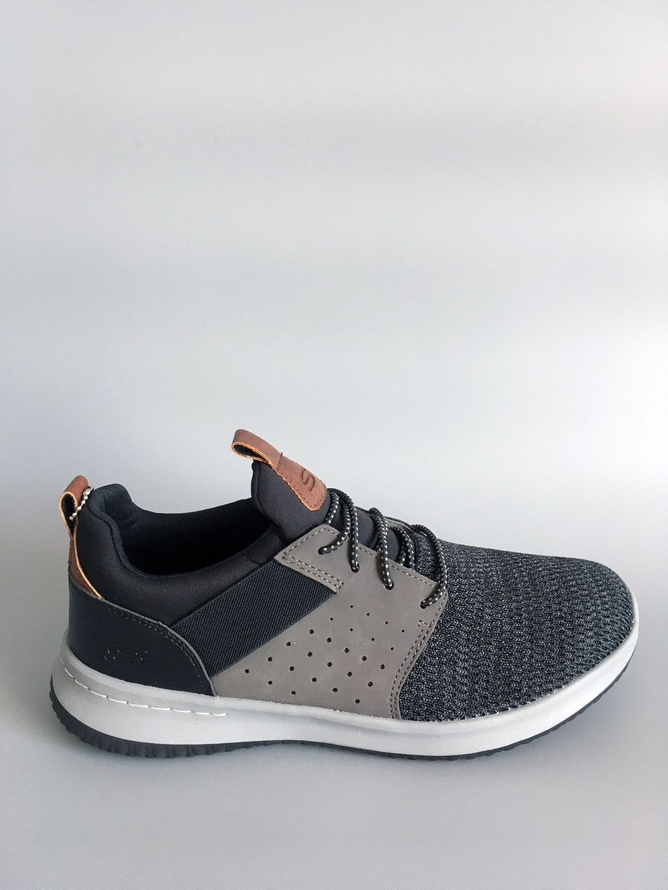 Skechers delson store camben black