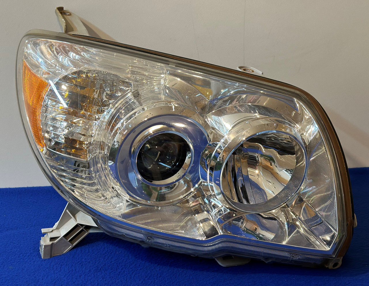 Встановлення BI — LED і Xenon лінз у фари Toyota 4runner 2005 — 2009