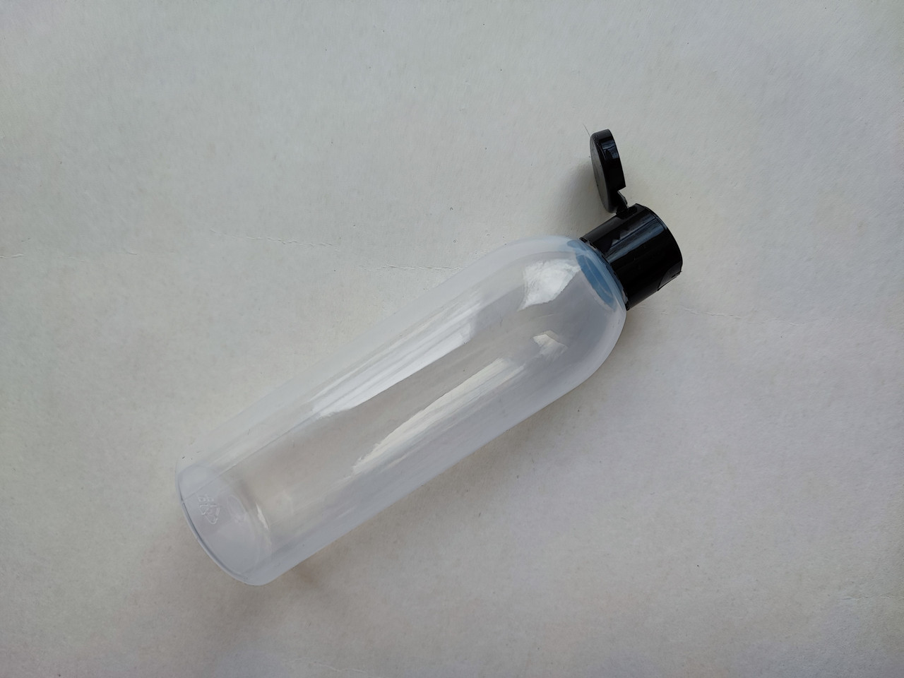 100 мл м'який П/П поліпропілен НАПІВПРОЗОРИЙ Круглий флакон з кришкою чорною фліп-топ 18 мм, ПЕТ пляшка пластиковий, пластмасовий