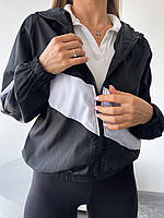 Женская куртка ветровка из плащевки с капюшоном и карманами - черная onesize