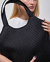 Чорна жіноча велика сумка шоппер на плече, Молодіжна м'яка стильна модна сумочка мішок чорного кольору, фото 2