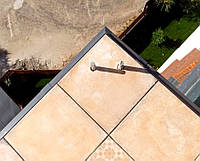 Капельник алюминиевый защита торца для открытого балкона и террасы окончание для плитки цвет темно-серый 2 м.п