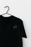 Чорна футболка із стильним мінімалістичним принтом