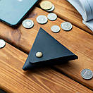 Трикутна монетниця TRIGON із натуральної шкіри ручної роботи з фіксацією на кнопці синя для дрібниці, фото 3