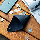 Трикутна монетниця TRIGON із натуральної шкіри ручної роботи з фіксацією на кнопці синя для дрібниці, фото 7