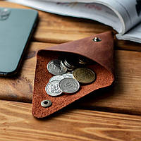 Трикутна монетниця TRIGON з натуральної шкіри ручної роботи з фіксацією на кнопці коньячна кольора для дрібниці