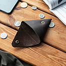 Трикутна монетниця TRIGON із натуральної шкіри ручної роботи з фіксацією на кнопці коричневого кольору, фото 4