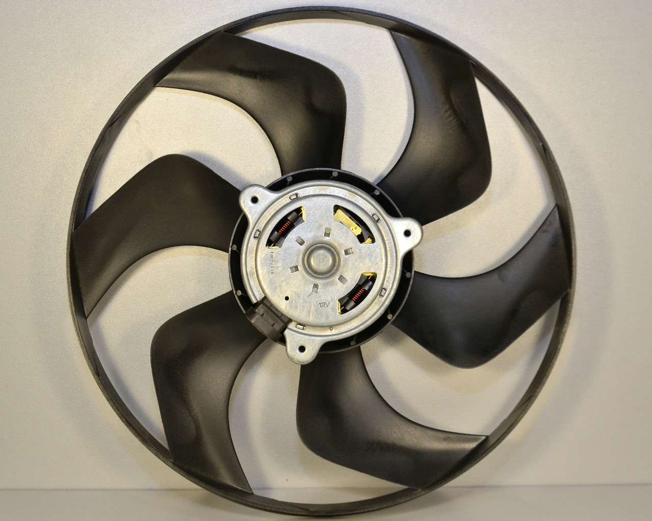 Вентилятор радіатора в дифузорі d=383mm на Renault Trafic II + Opel Vivaro A 01->14 - 77 01 069 898, фото 1