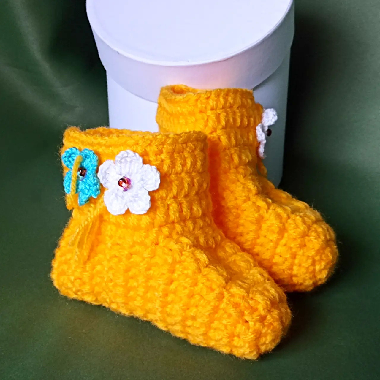 Подарунок для новонароджених - в'язані жовті чопики.
