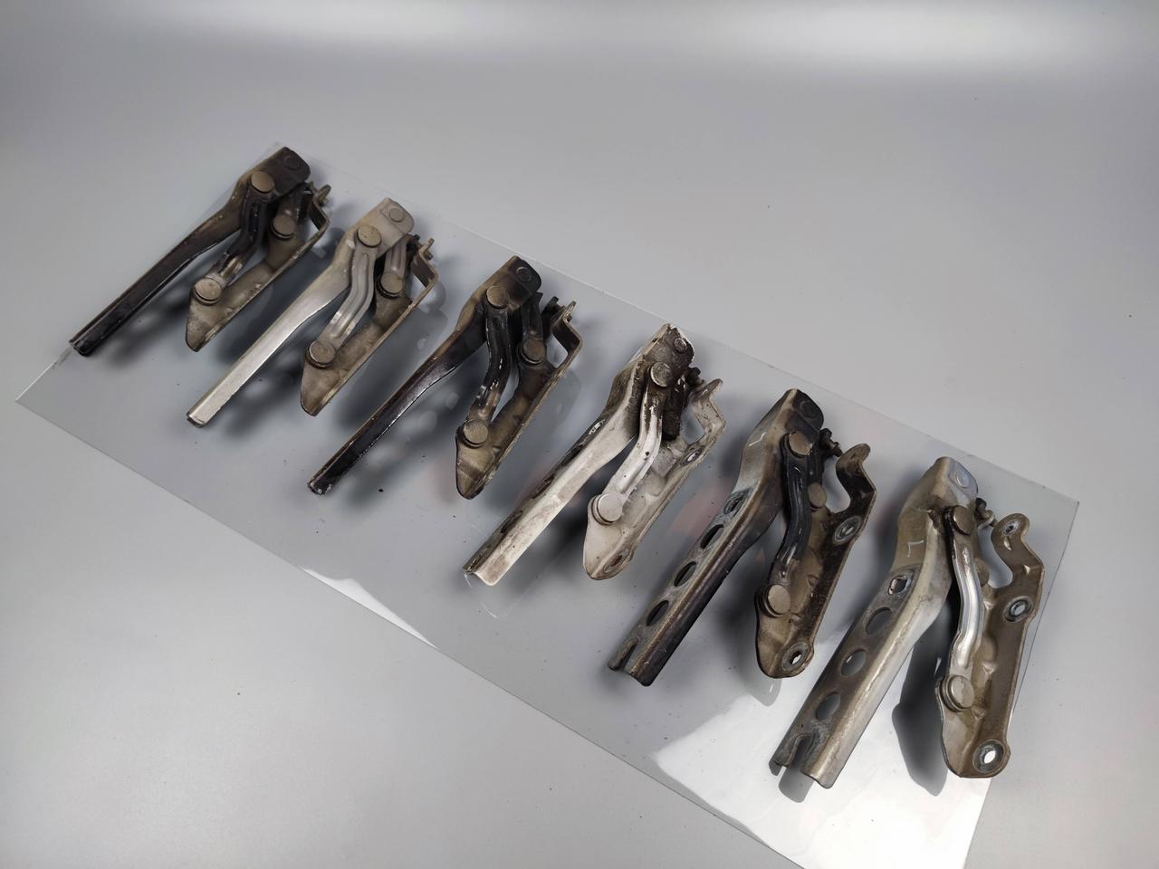 Петля капота ліва Skoda Octavia A5 Шкода Октавія А5 2004-2013 1Z0823301C