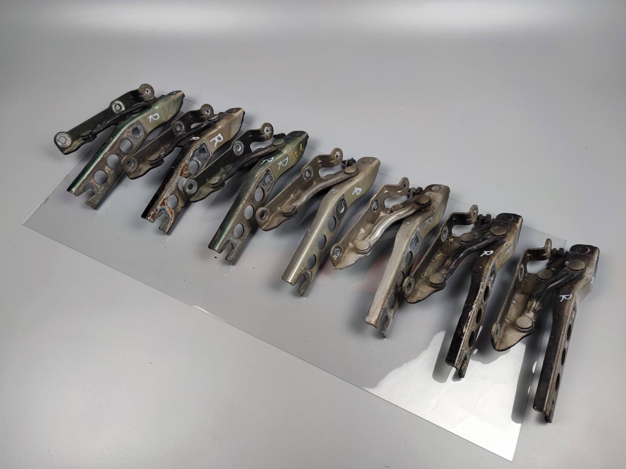 Петля капота права Skoda Octavia A5 2004-2013 1Z0823302C