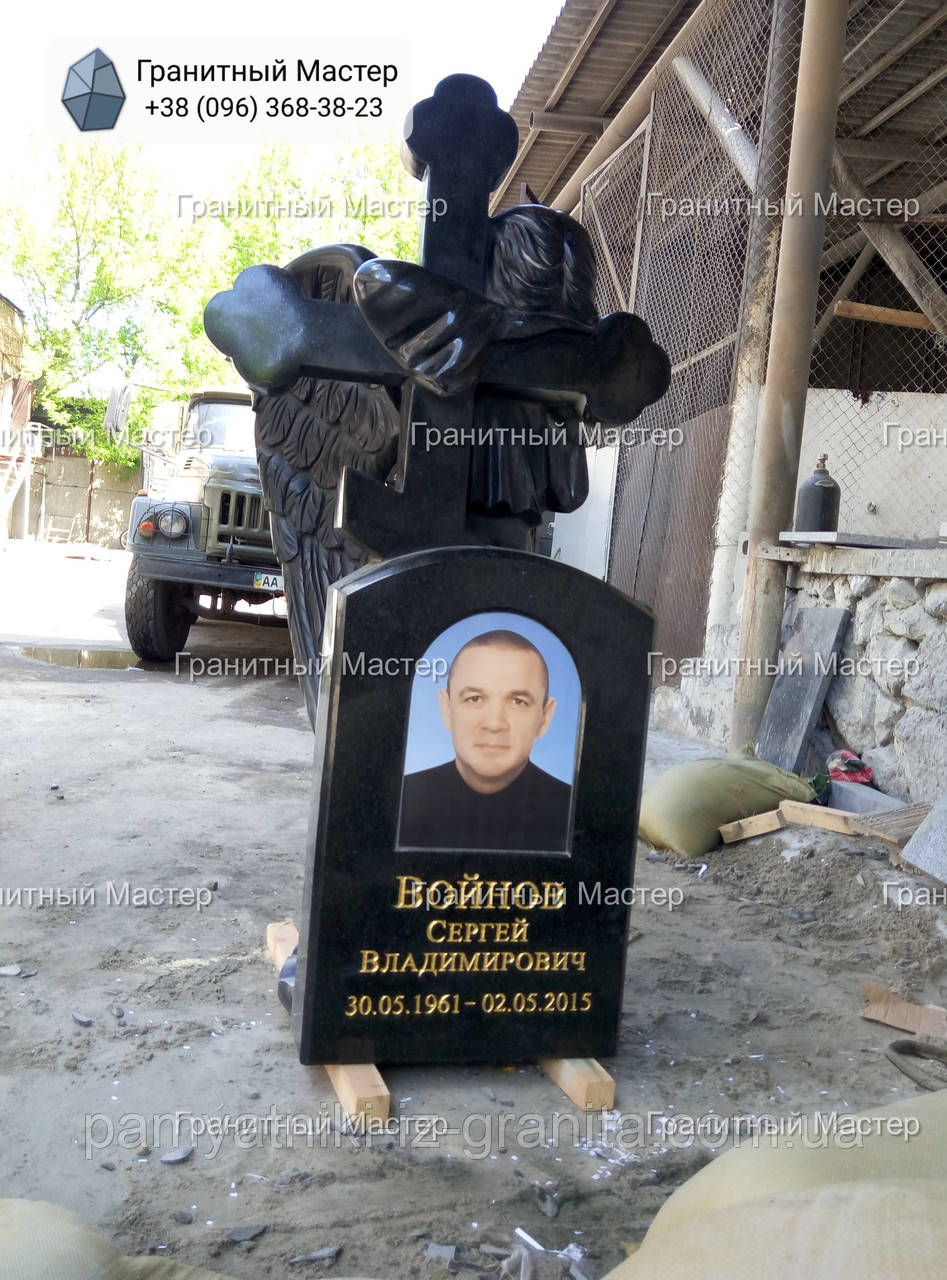 Красивий пам'ятник з чорного граніту чоловікові зі скульптурою янгола № 54