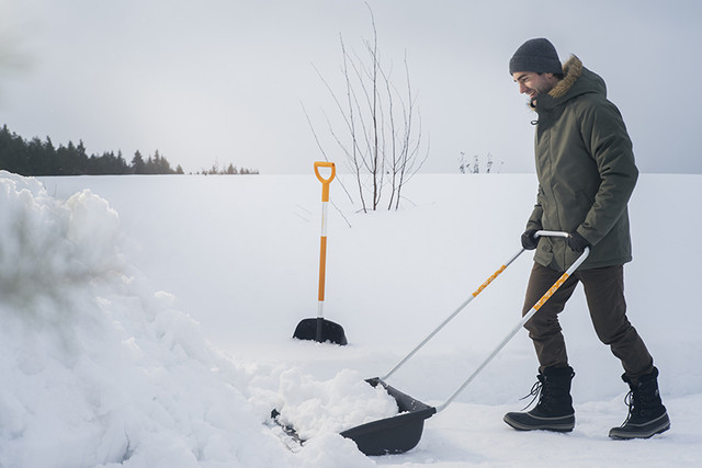 Скрепер-волокушка для прибирання снігу Fiskars SnowXpert (143021)