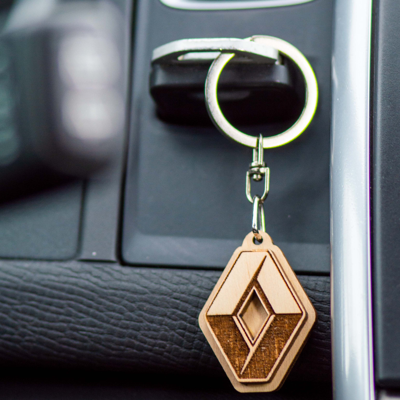 Брелок "Renault" деревʼяний від WooDoo Ukraine