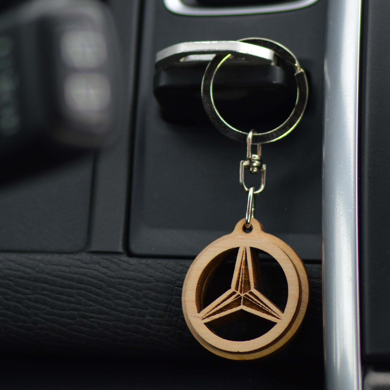 Брелок Mercedes деревʼяний для авто від WooDoo Ukraine