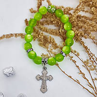 Красивий браслет із зеленим камінням і металевим хрестом