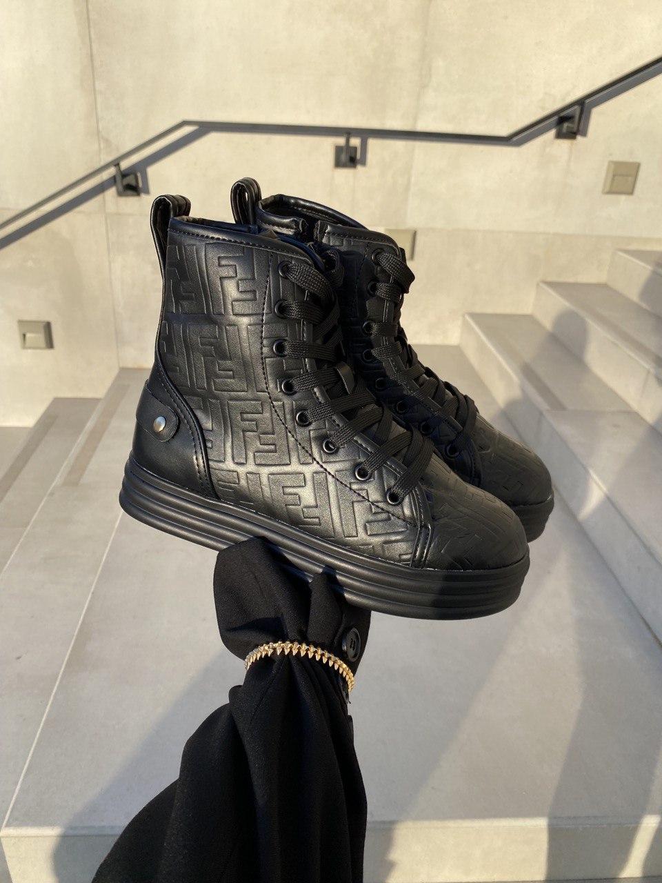 Жіноче взуття Fendi sneakers black. Кросси стильні жіночі Фенді.
