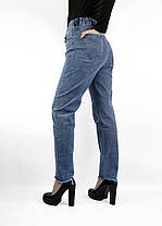 Джинси МОМ на гумці з необробленим низом Жіночі стильні джинси розміри 28-32 Зелені виворіт, фото 2