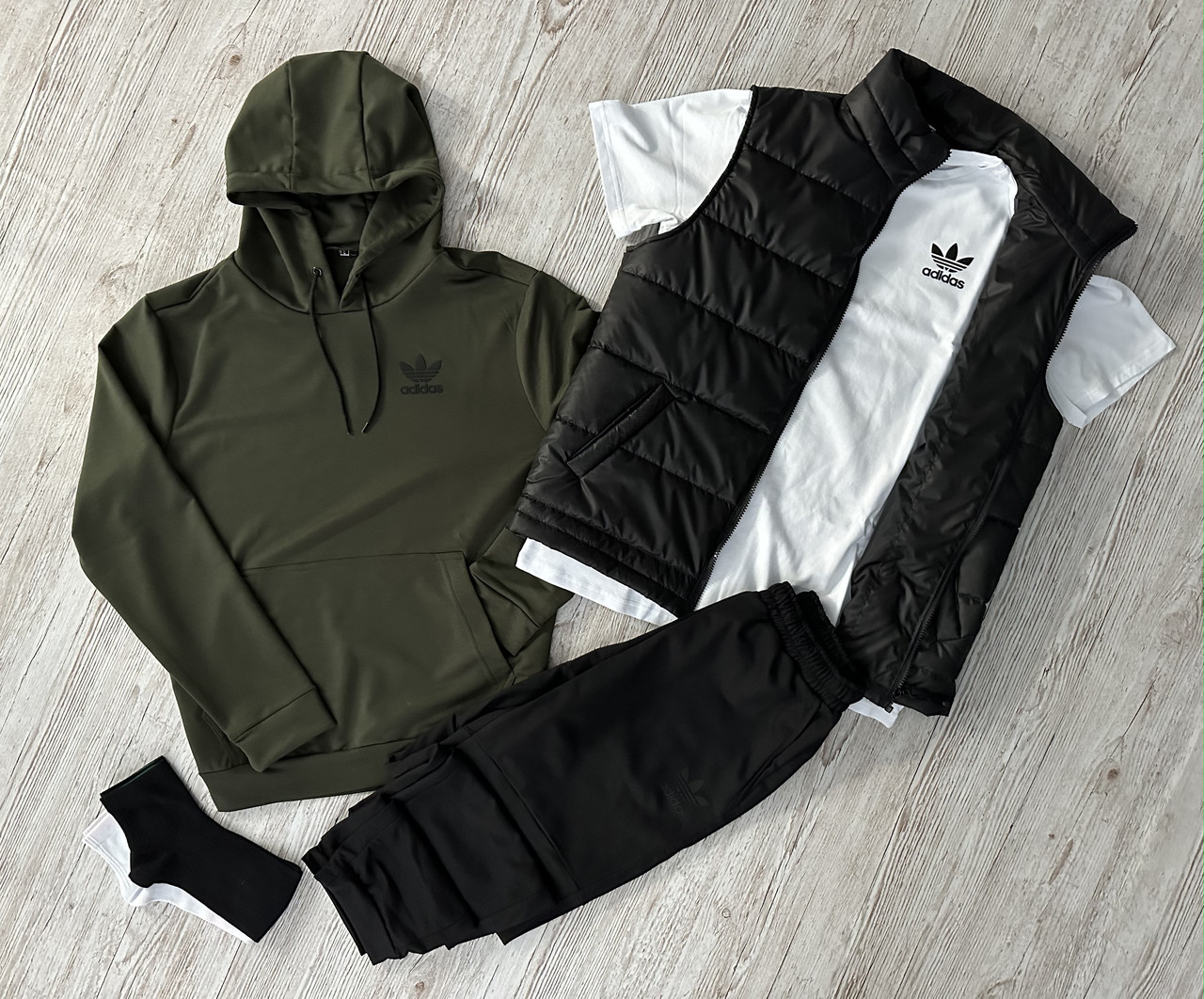 Комплект чоловічий Adidas спортивний костюм жилетка футболка шкарпетки демісезонний весняний осінній адідас хакі, фото 1