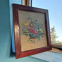 Старинная картина вышивка на льняном полотне Корзина цветов 42*37 см в раме под стеклом.Прошлый век 50-х гг.
