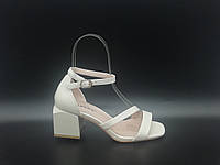 Шкіряні босоніжки на підборах. Маленькі розміри (33, 34, 35).