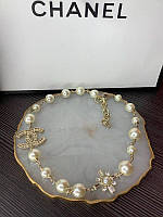 Брендовое ожерелья короткое карабин с логотипом белое золото жемчуг цирконий