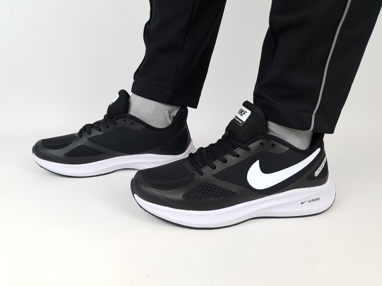 Літні кросівки чоловічі бігові чорно-білі розмір 46 (29,0) Nike Zoom Guide 10 Runnig Найк Гуід 10