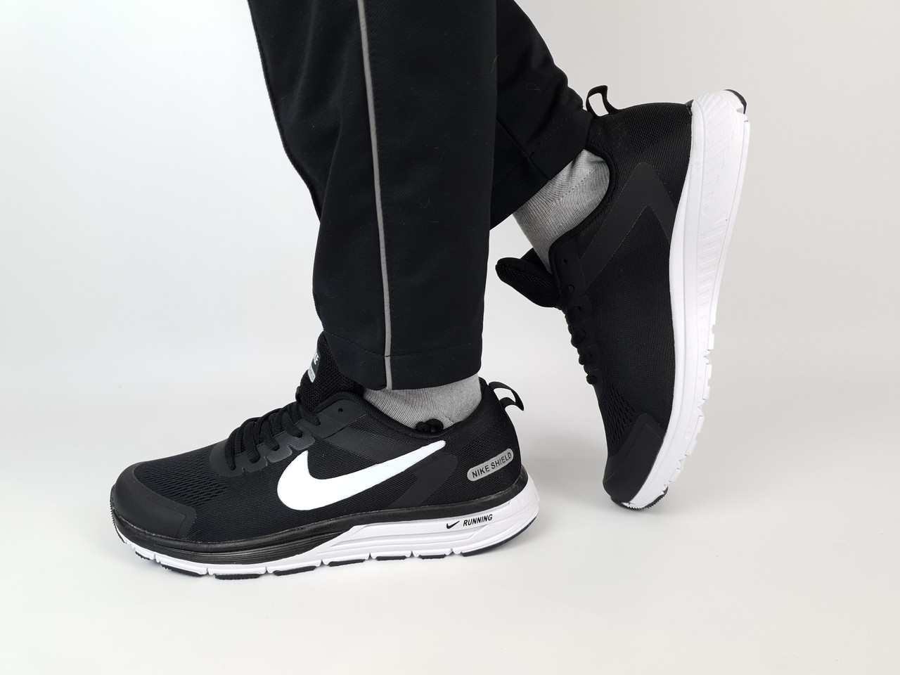 Чоловічі кросівки чорно-білі Nike Shield Black. Літні кросівки для чоловіків чорні з білим Найк Шилд