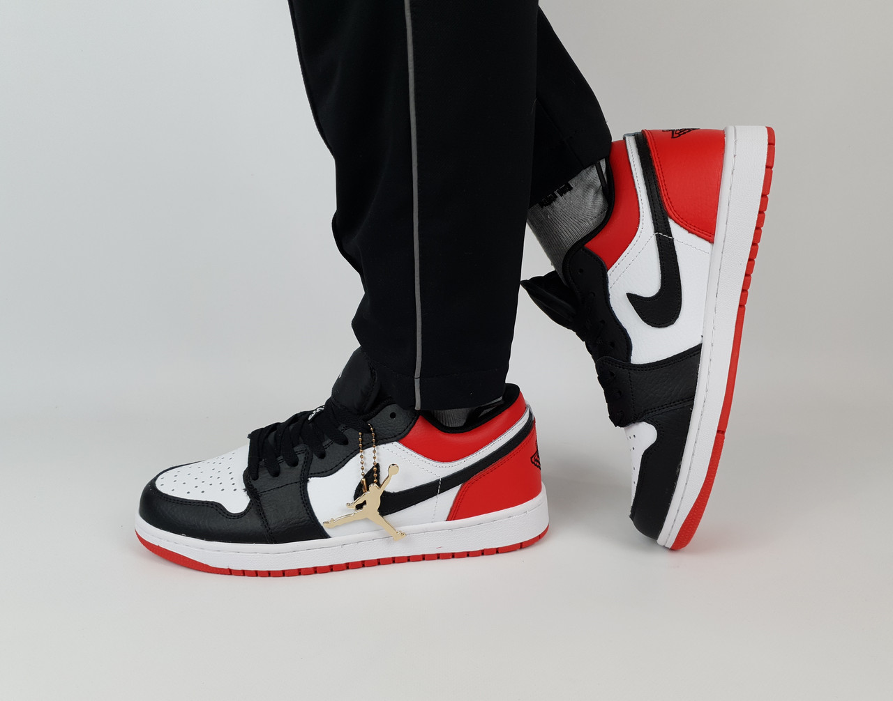 Кросівки чоловічі чорні з Nike Air Jordan 1 Retro Low Black Red. Взуття весна літо Найк Аїр Джордан 1