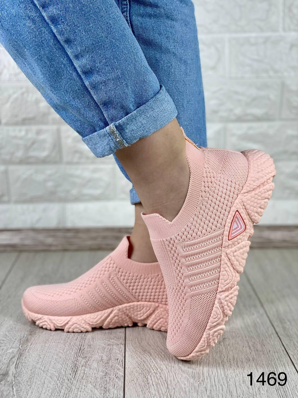 Комфортні рожеві кросівки